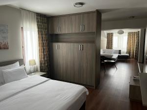 1 dormitorio con 1 cama y sala de estar en Ciflik Winery, en Bitola