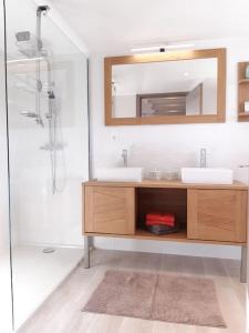 a bathroom with two sinks and a shower at Maison au cœur des étangs de Sologne avec SPA , Domaine de Sainte-Marie in Ardon