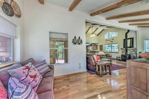 Fotografie z fotogalerie ubytování Cloudcroft Cabin with Deck Less Than 2 Mi to Downtown! v destinaci Cloudcroft