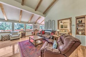 Fotografie z fotogalerie ubytování Cloudcroft Cabin with Deck Less Than 2 Mi to Downtown! v destinaci Cloudcroft