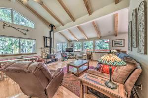 Fotografie z fotogalerie ubytování Cloudcroft Cabin with Deck Less Than 2 Mi to Downtown! v destinaci Cloudcroft + 26 fotografií