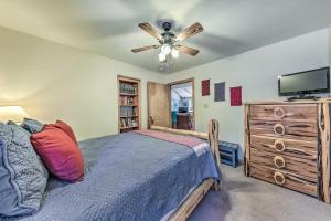 - une chambre avec un lit et un ventilateur de plafond dans l'établissement Cloudcroft Cabin with Deck Less Than 2 Mi to Downtown!, à Cloudcroft