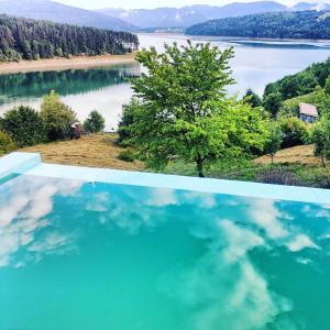 uma piscina com vista para um lago em Moon Lake Bicaz em Buhalniţa