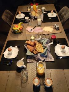 einen Tisch mit einem Teller Essen drauf. in der Unterkunft Ti-Gwennel in Briec