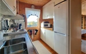 Kuchyň nebo kuchyňský kout v ubytování 3 Bedroom Stunning Home In Kyrkesund