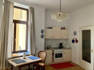Traumhafte Wohnung im Herzen von Leipzig في لايبزيغ: مطبخ صغير مع طاولة ونافذة