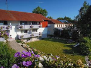 eine Luftansicht eines Hauses mit Hof in der Unterkunft Hotel Rappensberg garni in Bad Birnbach