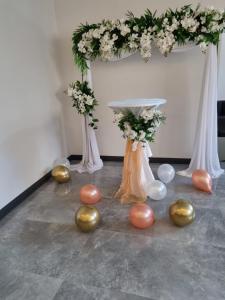 un set para una boda con adornos de oro y blanco en LEONS HOTEL, en Canakkale