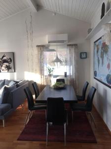 y sala de estar con mesa de comedor y sillas. en Great house with amazing location!!Sea & mountain view!, en Kvaløya
