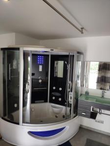 La salle de bains est pourvue de toilettes et d'un lavabo. dans l'établissement Loft Zen SPA Balneo Parking Sauna Hammam Billard, à Agen