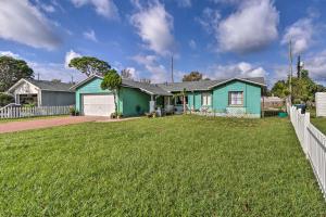 une maison avec une maison verte et une cour dans l'établissement about 9 Mi to Universal Orlando Retreat with Sun Porch!, à Orlando