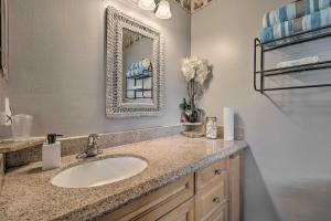une salle de bain avec un lavabo et un miroir dans l'établissement about 9 Mi to Universal Orlando Retreat with Sun Porch!, à Orlando 21 autres photos