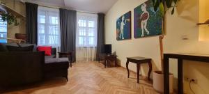 een woonkamer met een bank en een open haard bij ReHouse Stikliu 4 in Vilnius