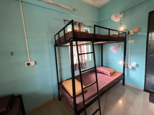 Habitación con 2 literas en una habitación en Backpackershostel en Pune