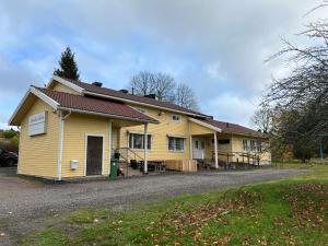 Casa amarilla con porche y entrada en DAG-15 en Korpo