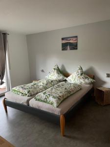 1 cama con almohadas en el dormitorio en Petryhof, en Mörsdorf