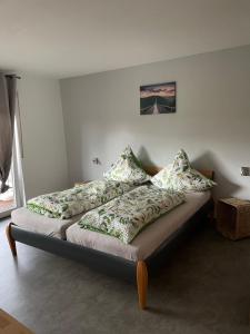 ein Bett mit Kissen darauf in einem Schlafzimmer in der Unterkunft Petryhof in Mörsdorf