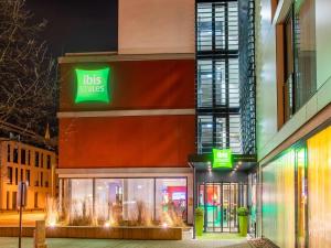 een gebouw met een busverkoopbord erop bij ibis Styles Karlsruhe Ettlingen in Ettlingen