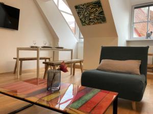 sala de estar con sofá y mesa en Carillon by BestChoice - Old City - Self Check-in with PARKING option en Graz