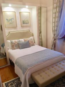 sypialnia z dużym białym łóżkiem w pokoju w obiekcie Chalet Vitorino w mieście Sintra