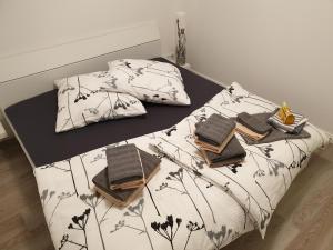 Säng eller sängar i ett rum på Ferienwohnung Käpten Hook DUVI