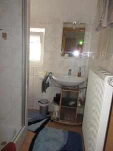 a bathroom with a sink and a mirror at Gästehaus Reisacher - Einzelzimmer in Peiting