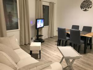 TV a/nebo společenská místnost v ubytování COSY PLACE Aix-en-Provence, centre historique, WIFI Fibre Optique gratuit
