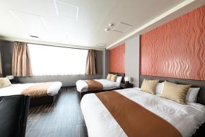 Kita-rokujō的住宿－MJステイズ，酒店客房设有两张床和窗户。