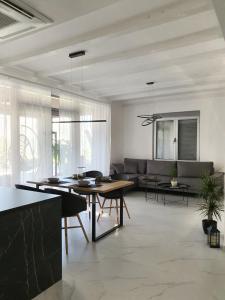 una sala de estar con una mesa y un sofá en Casa M Montenegro, en Donji Morinj