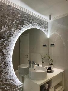 Un baño con un gran espejo y un lavabo. en Casa M Montenegro, en Donji Morinj
