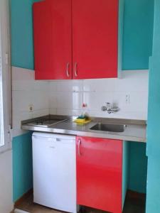 A kitchen or kitchenette at Apartamentos TravelBudget Gran Vía