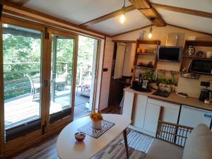 uma pequena cozinha com uma mesa e uma varanda em Willa Pod Bukami em Wisla