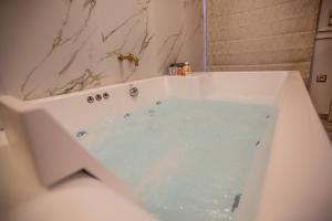 A bathroom at Vip Lepanto Castle Suites
