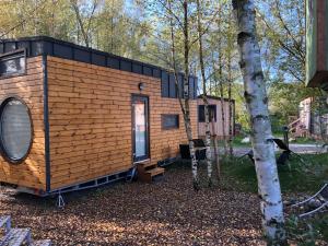 una casita de madera en el bosque en Tiny Haus - Im Herzen vom Unterallgäu, en Erkheim