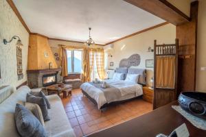 1 dormitorio con 1 cama grande y chimenea en Semeli Guesthouse, en Karpenisi