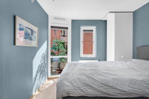 um quarto com uma cama e uma janela em Keybutler Central Apartment Grønland em Oslo
