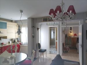 a kitchen and living room with a table and chairs at Apartamento San Quirce - céntrico y reformado- wifi y netflix in Valladolid
