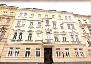 een groot gebouw met veel ramen bij L&G's Apartment - Balcony - Close to Car Park in Wenen