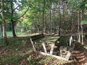 un banco de madera sentado en medio de un parque en 8 person holiday home in Roslev en Glyngøre