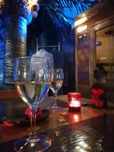 dos copas de vino sentadas sobre una mesa en Au clair de lune en Chavelot