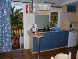 A kitchen or kitchenette at Camping Mobile Home U sole marinu