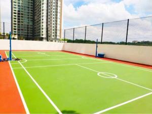 una pista de tenis vacía en una ciudad con edificios altos en Conezion Luxury at IOI Mall Putrajaya, en Putrajaya
