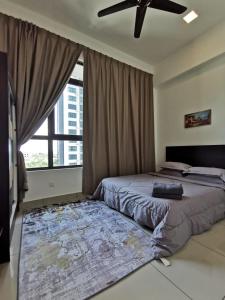 1 dormitorio con 1 cama con mapa en el suelo en Conezion Luxury at IOI Mall Putrajaya, en Putrajaya