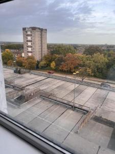 una vista de un aparcamiento desde una ventana en The Serviced Accommodations en Harlow