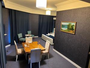 une salle à manger avec une table et une peinture murale dans l'établissement Amber Hotel, à Baku