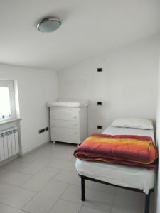 een witte slaapkamer met een bed en een dressoir bij Panorama 