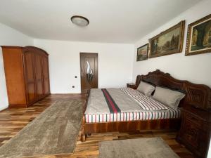 a bedroom with a bed and a dresser in it at M & I Apartment 3 in Târgu-Mureş