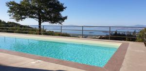 een zwembad met uitzicht op de oceaan bij Moderne Villa mit atemberaubendem Seeblick in Lisciano Niccone