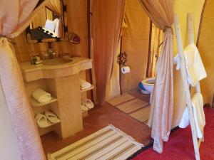 ein Badezimmer mit einem WC und einem Waschbecken in einem Zelt in der Unterkunft Erg Chebbi Camp in Merzouga