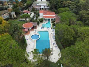 una vista aérea de una piscina en una casa en Hotel Terme Vulcania, en Montegrotto Terme